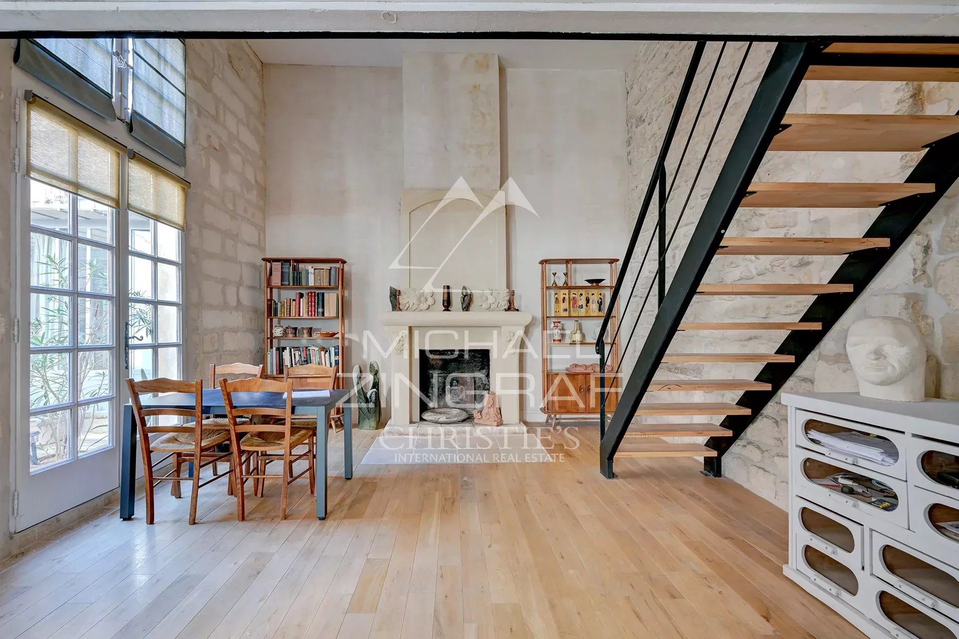 Appartement dans un hôtel particulier à Avignon Intérieur d'un appartement rénové dans un hôtel particulier du XVIIème siècle à Avignon, avec escalier et mobilier en bois.