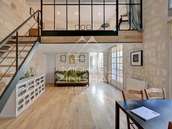 Intérieur d'un grand appartement dans un hôtel particulier du XVIIème siècle à Avignon, avec terrasse privative.