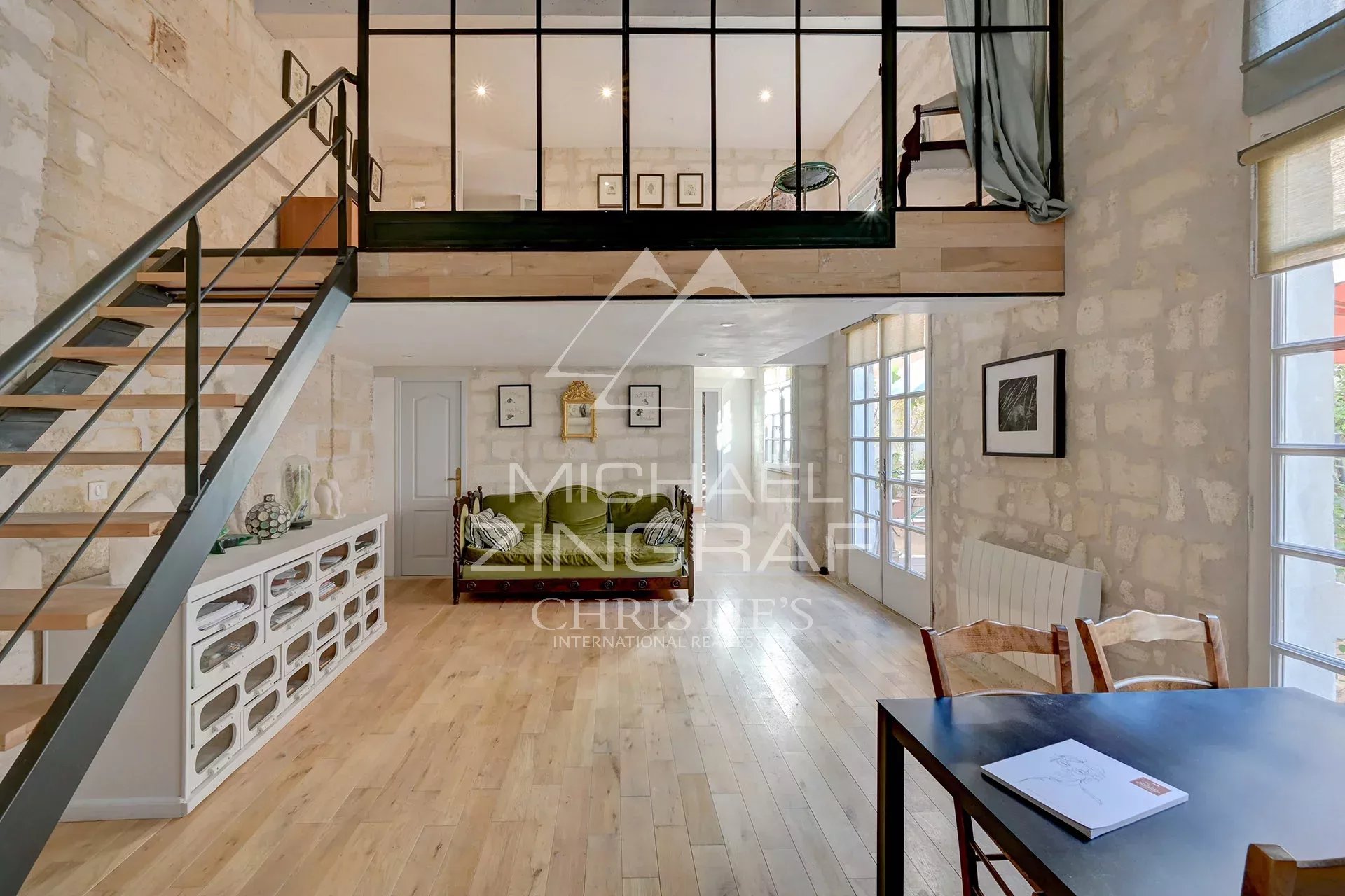 Grand Appartement dans un Hôtel Particulier à Avignon Intérieur d'un grand appartement dans un hôtel particulier du XVIIème siècle à Avignon, avec terrasse privative.