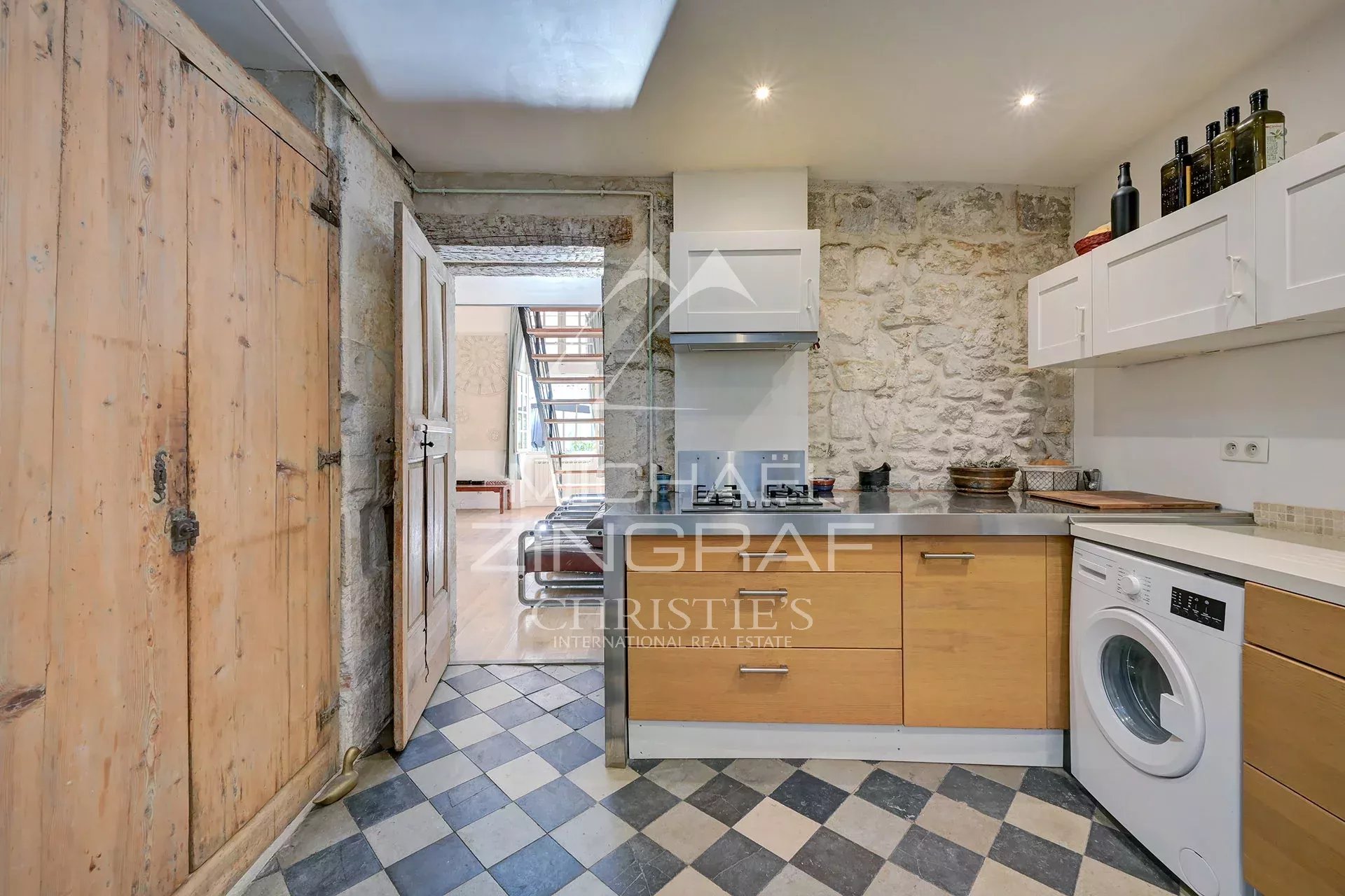 Cuisine rénovée d’un appartement à Avignon Cuisine d'un appartement dans un hôtel particulier du XVIIème siècle à Avignon, avec murs en pierre et carrelage.