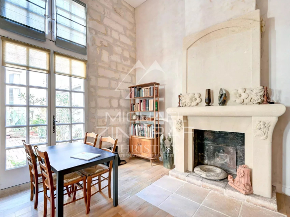 Intérieur d'un appartement dans un hôtel particulier du XVIIème siècle à Avignon, avec cheminée et table à manger.