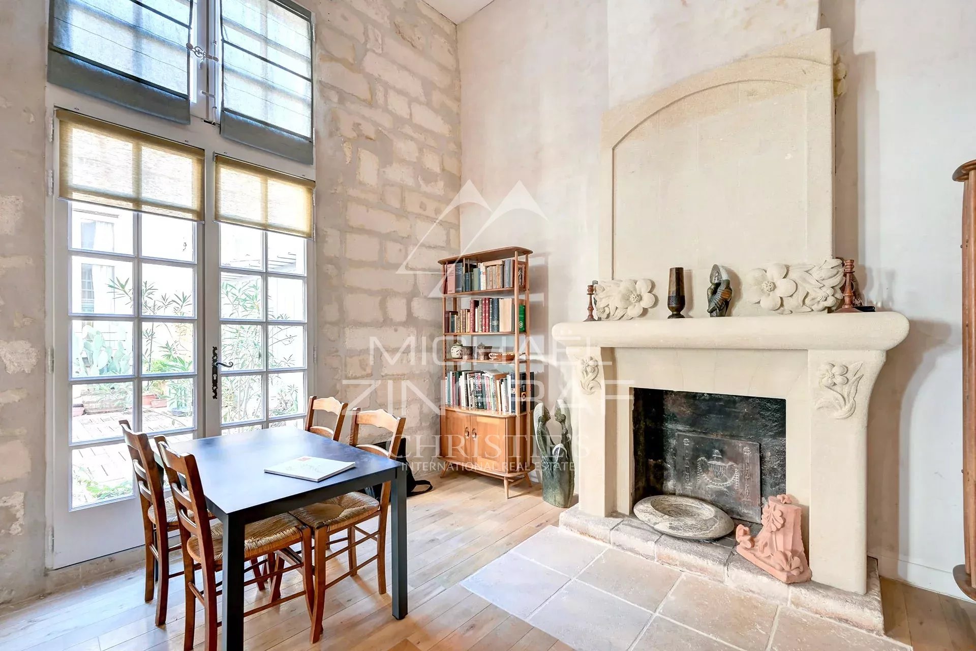 Appartement dans un hôtel particulier à Avignon Intérieur d'un appartement dans un hôtel particulier du XVIIème siècle à Avignon, avec cheminée et table à manger.