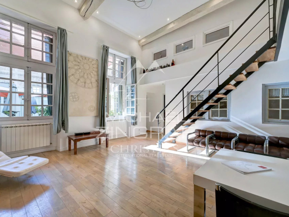 Intérieur d'un grand appartement rénové avec mezzanine dans un hôtel particulier du XVIIème siècle à Avignon.