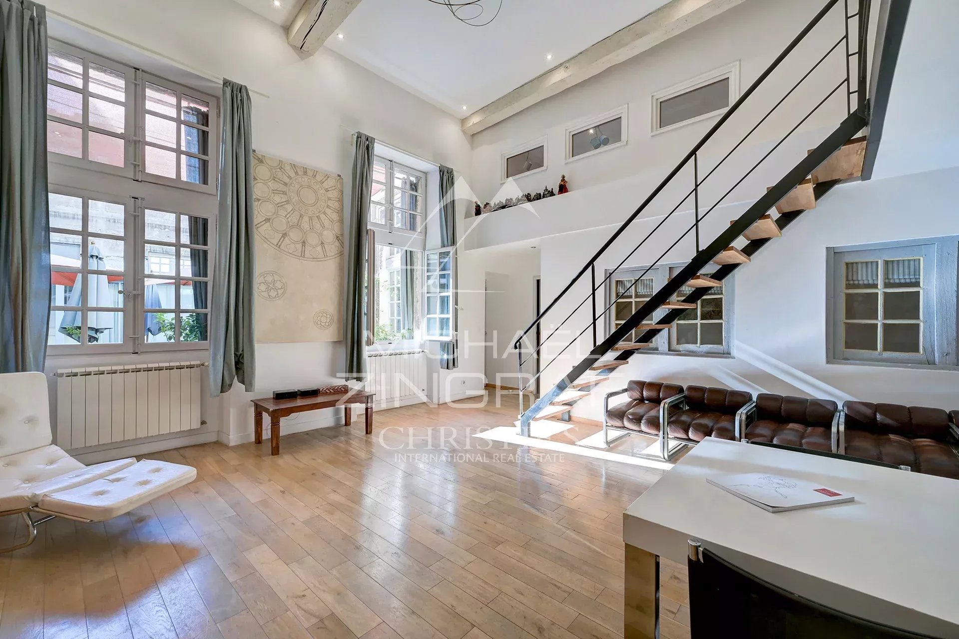 Grand Appartement dans un Hôtel Particulier à Avignon Intérieur d'un grand appartement rénové avec mezzanine dans un hôtel particulier du XVIIème siècle à Avignon.