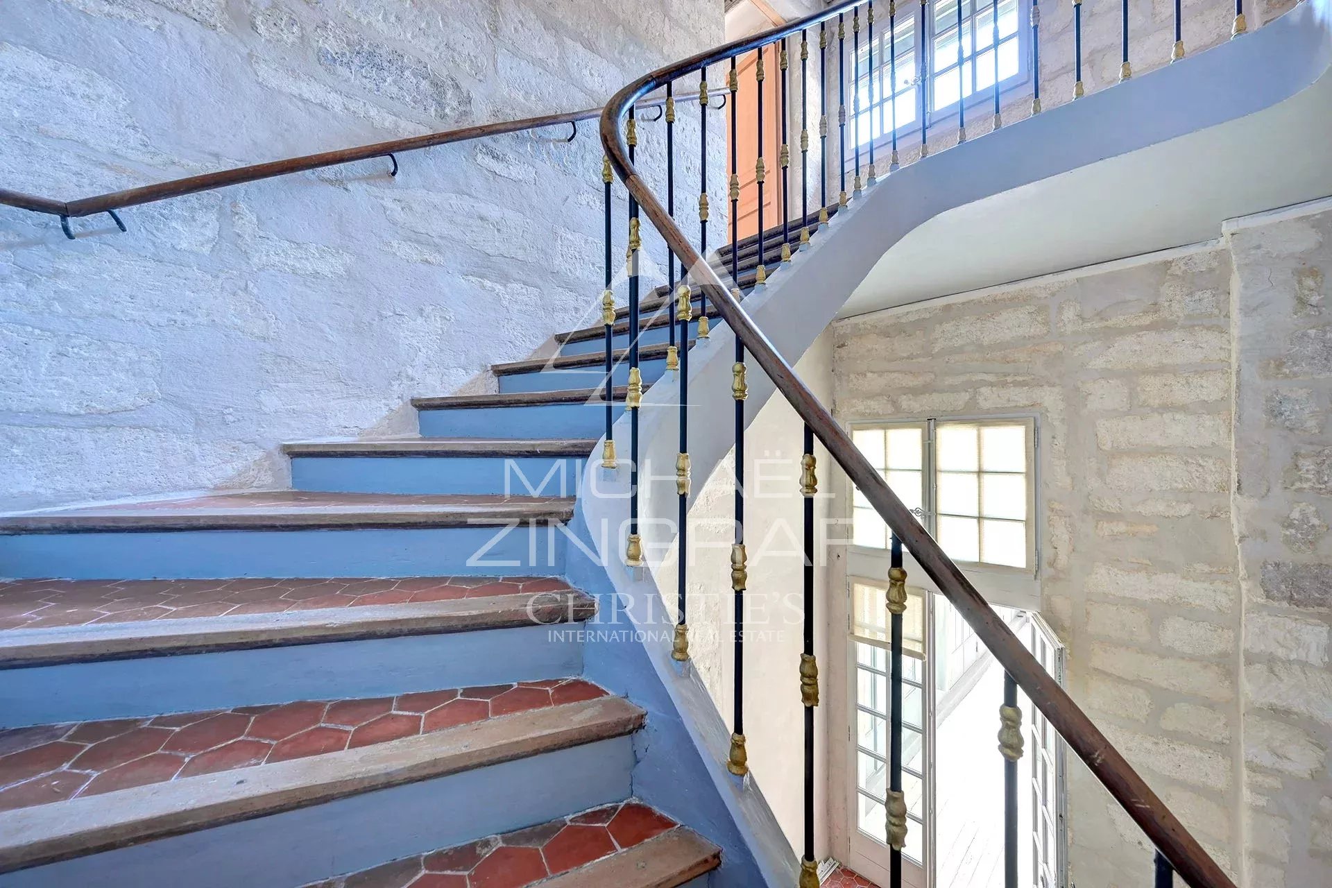 Escalier d’un hôtel particulier à Avignon Escalier en colimaçon dans un hôtel particulier du XVIIème siècle à Avignon, avec murs en pierre et balustrade en fer forgé.