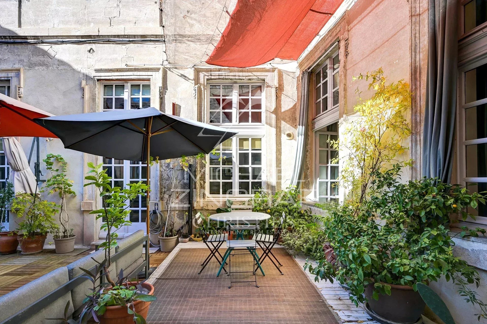 Terrasse d’un appartement historique à Avignon Terrasse ensoleillée d'un appartement dans un hôtel particulier du XVIIème siècle à Avignon.