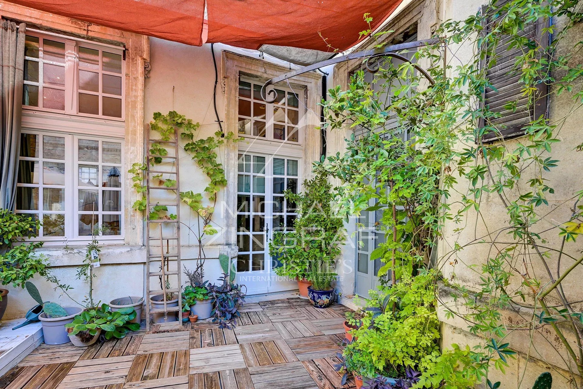 Terrasse d’un appartement à Avignon Terrasse ensoleillée d'un appartement dans un hôtel particulier du XVIIème siècle à Avignon, entourée de plantes.