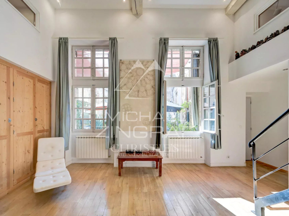 Intérieur d'un grand appartement dans un hôtel particulier du XVIIème siècle à Avignon, avec lumière naturelle.