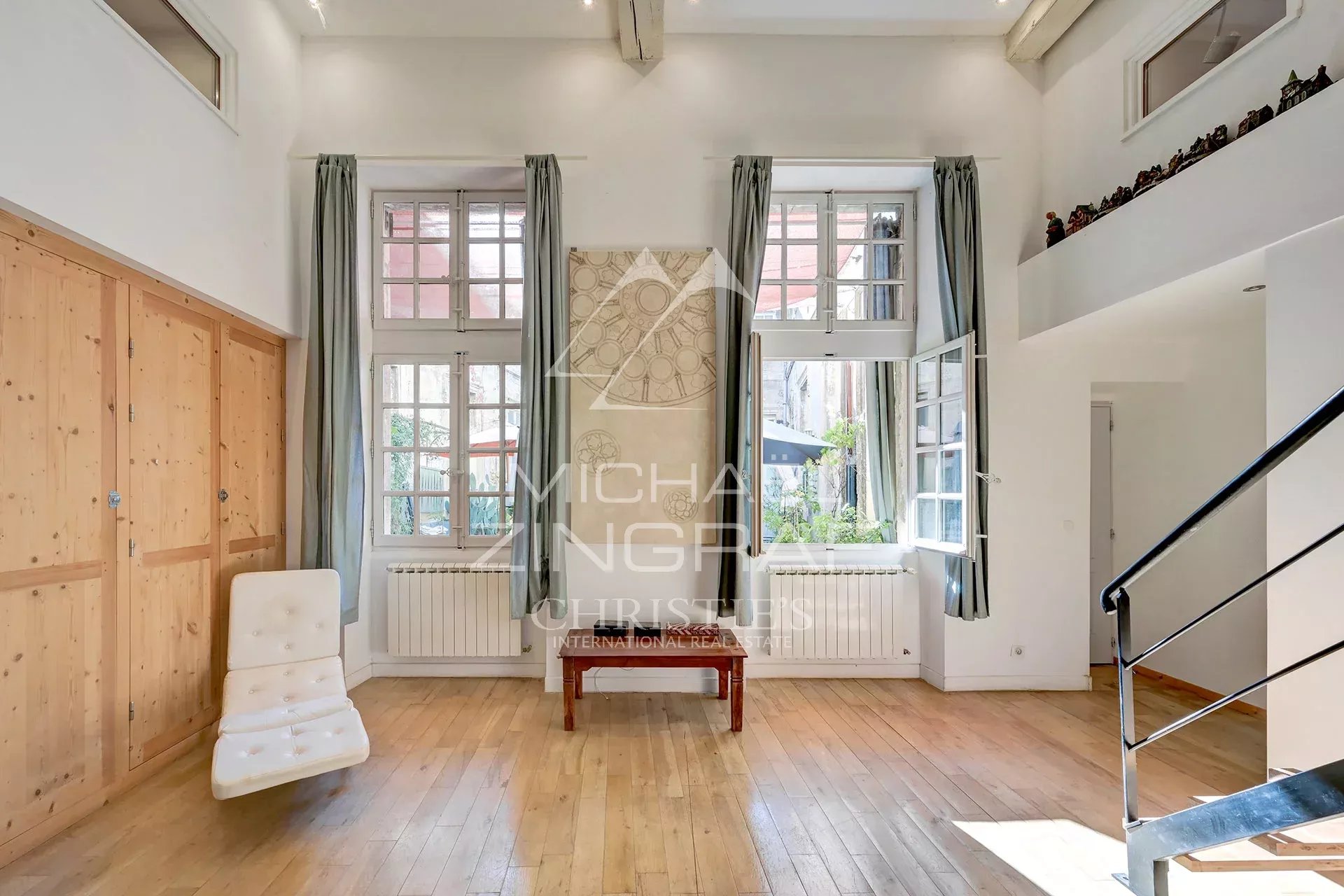Appartement dans un hôtel particulier à Avignon Intérieur d'un grand appartement dans un hôtel particulier du XVIIème siècle à Avignon, avec lumière naturelle.