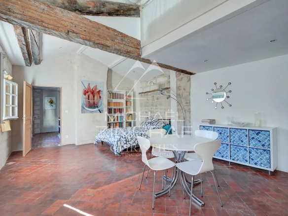 Intérieur d'un appartement rénové dans un hôtel particulier du XVIIème siècle à Avignon, avec salon et chambre.