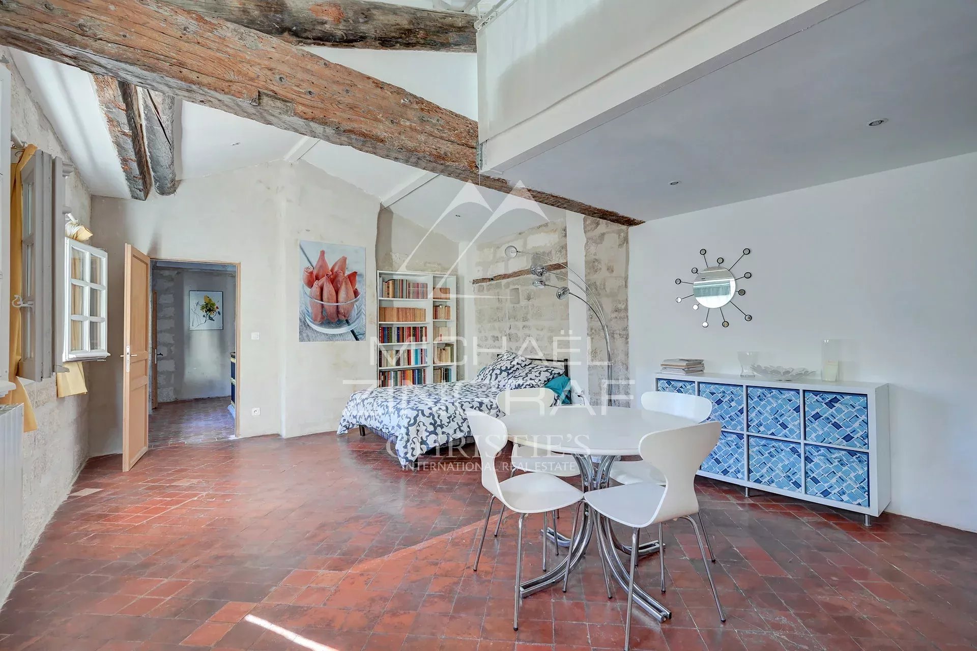 Appartement dans un hôtel particulier à Avignon Intérieur d'un appartement rénové dans un hôtel particulier du XVIIème siècle à Avignon, avec salon et chambre.