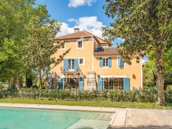 Demeure de caractère avec piscine et jardin à Avignon, ancienne propriété viticole.