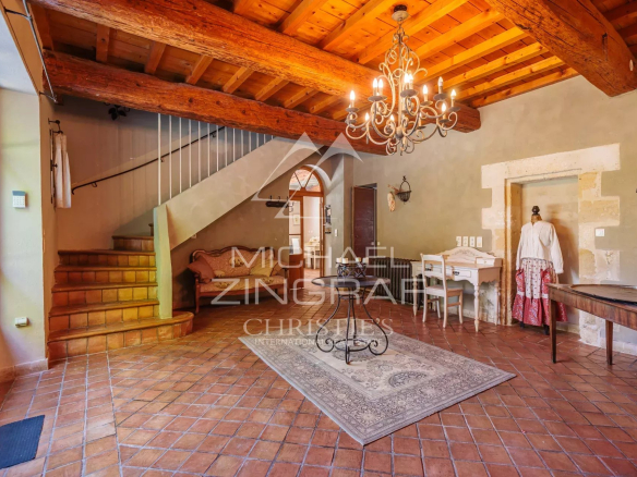 Intérieur d'une demeure de caractère avec escalier en bois et salle à manger, Avignon.