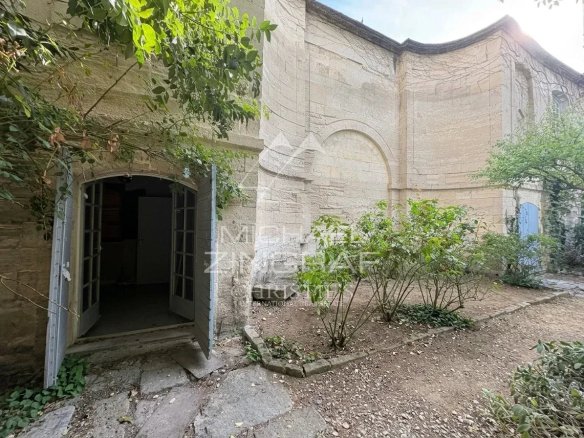 Entrée d'un hôtel particulier à rénover avec jardin à Avignon.