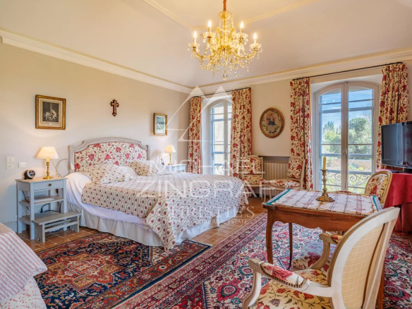Bright room with Provençal decor and park view in a property in Arles.