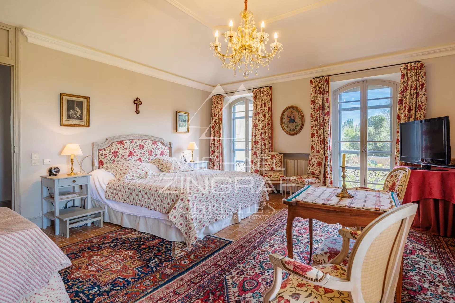 Bright room with Provençal decor and park view in a property in Arles.