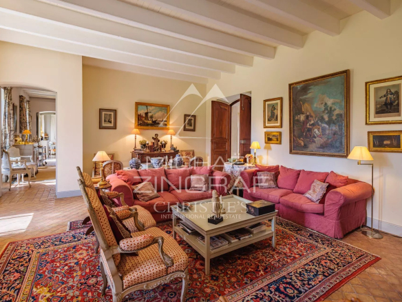 Interior of a bright living room with a pink sofa and Provençal decor in a property in Arles.