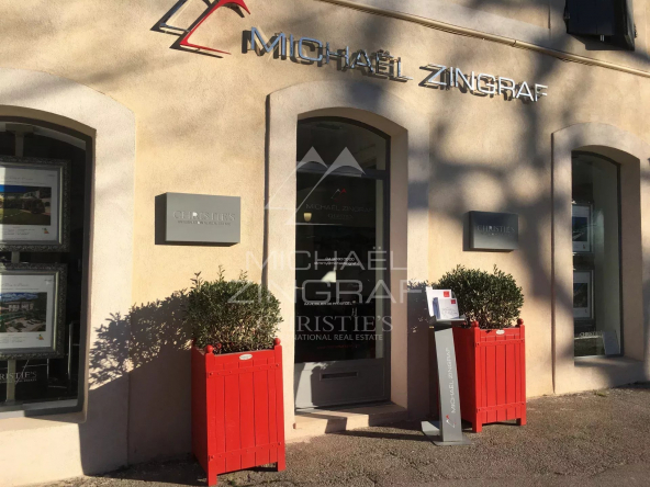Building in the historic center of Saint Remy de Provence