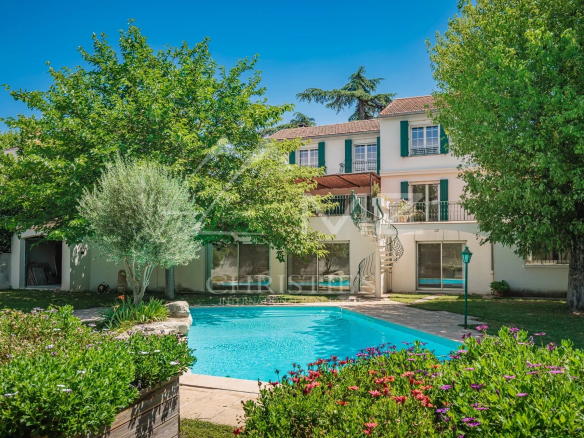 Maison de ville avec jardin et piscine
