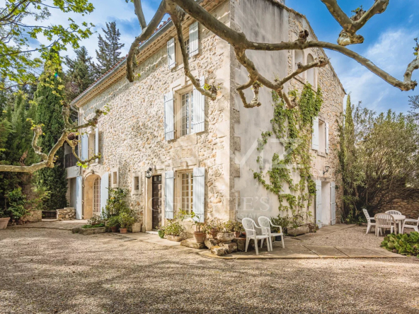 Mas en pierre avec vue