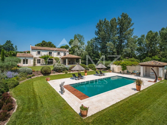 Mas provencal avec jardin paysager et vue sur les Alpilles
