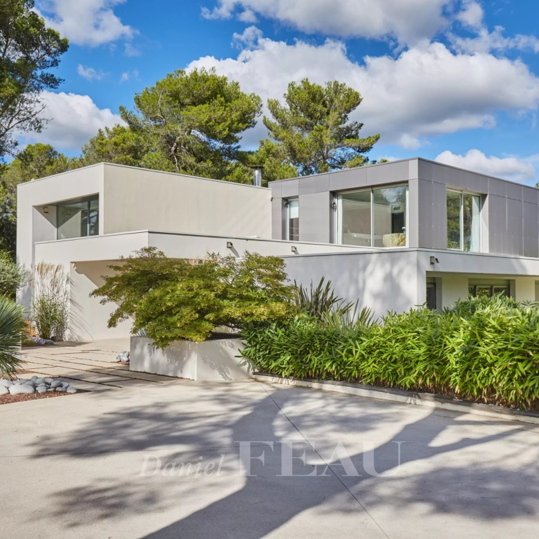 SPLENDIDE PROPRIETE D’ARCHITECTE SUR 10 000m2 AVEC PISCINE E