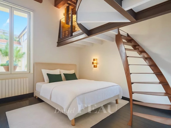 Chambre d'un appartement rénové avec mezzanine à Aix-en-Provence.