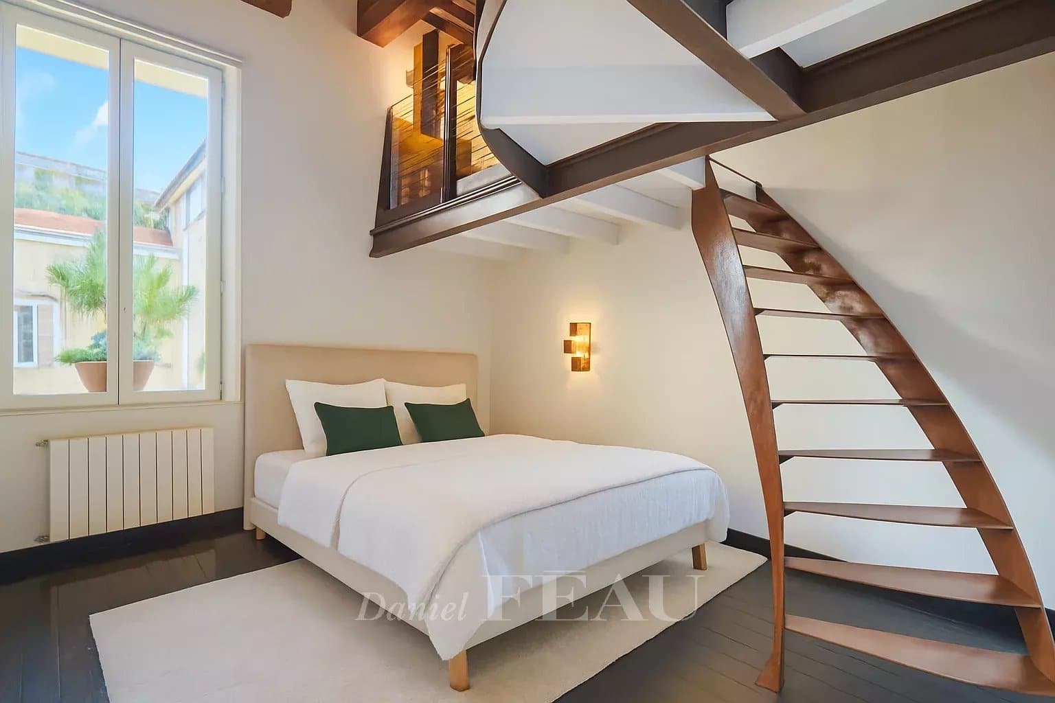 Chambre d'un appartement rénové avec mezzanine à Aix-en-Provence.