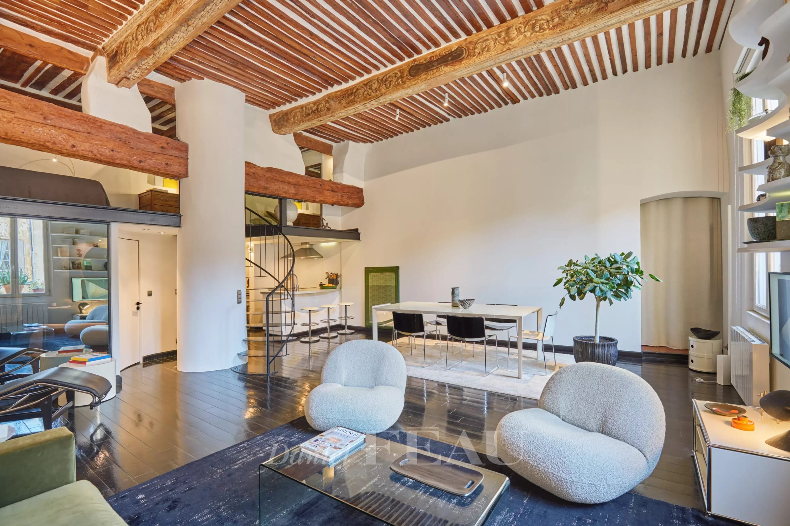 Intérieur d'un appartement rénové avec poutres apparentes et mobilier moderne à Aix-en-Provence.