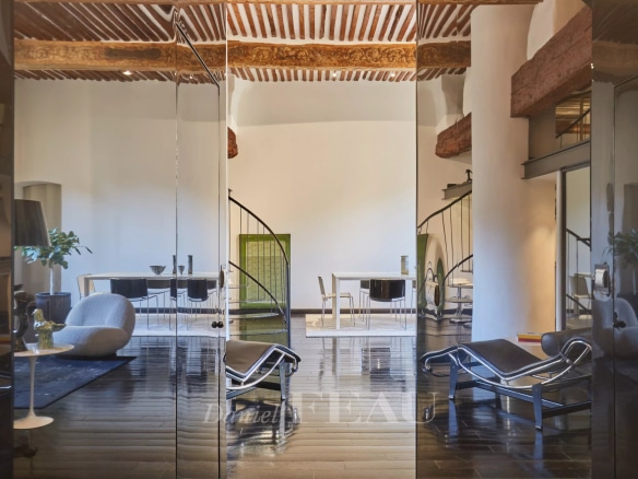 Intérieur d'un appartement rénové avec des éléments modernes et anciens, Aix-en-Provence.