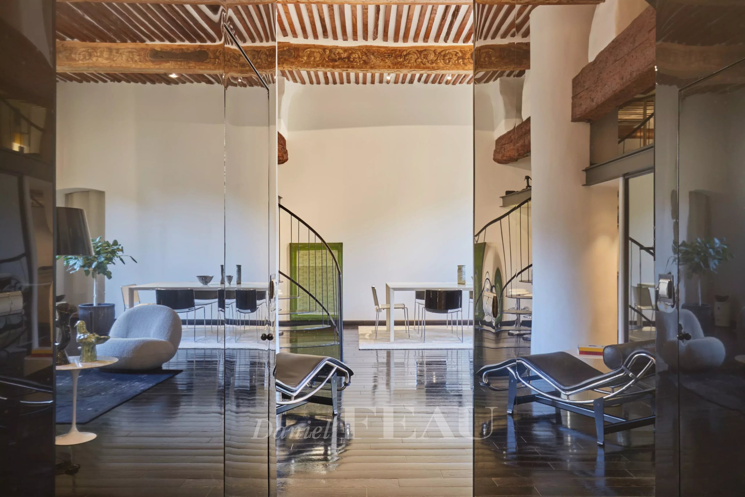 Intérieur d'un appartement rénové avec des éléments modernes et anciens, Aix-en-Provence.