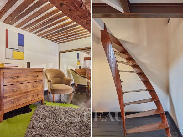 Intérieur d'un appartement ancien rénové à Aix-en-Provence, avec un escalier en bois et des meubles élégants.
