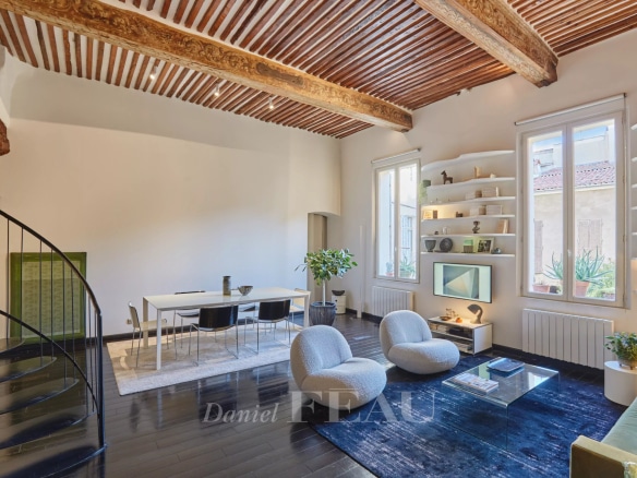 Intérieur d'un appartement au style contemporain avec poutres apparentes et mobilier moderne à Aix-en-Provence.