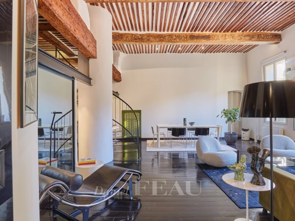 Intérieur d'un appartement rénové avec poutres apparentes et mobilier moderne à Aix-en-Provence.