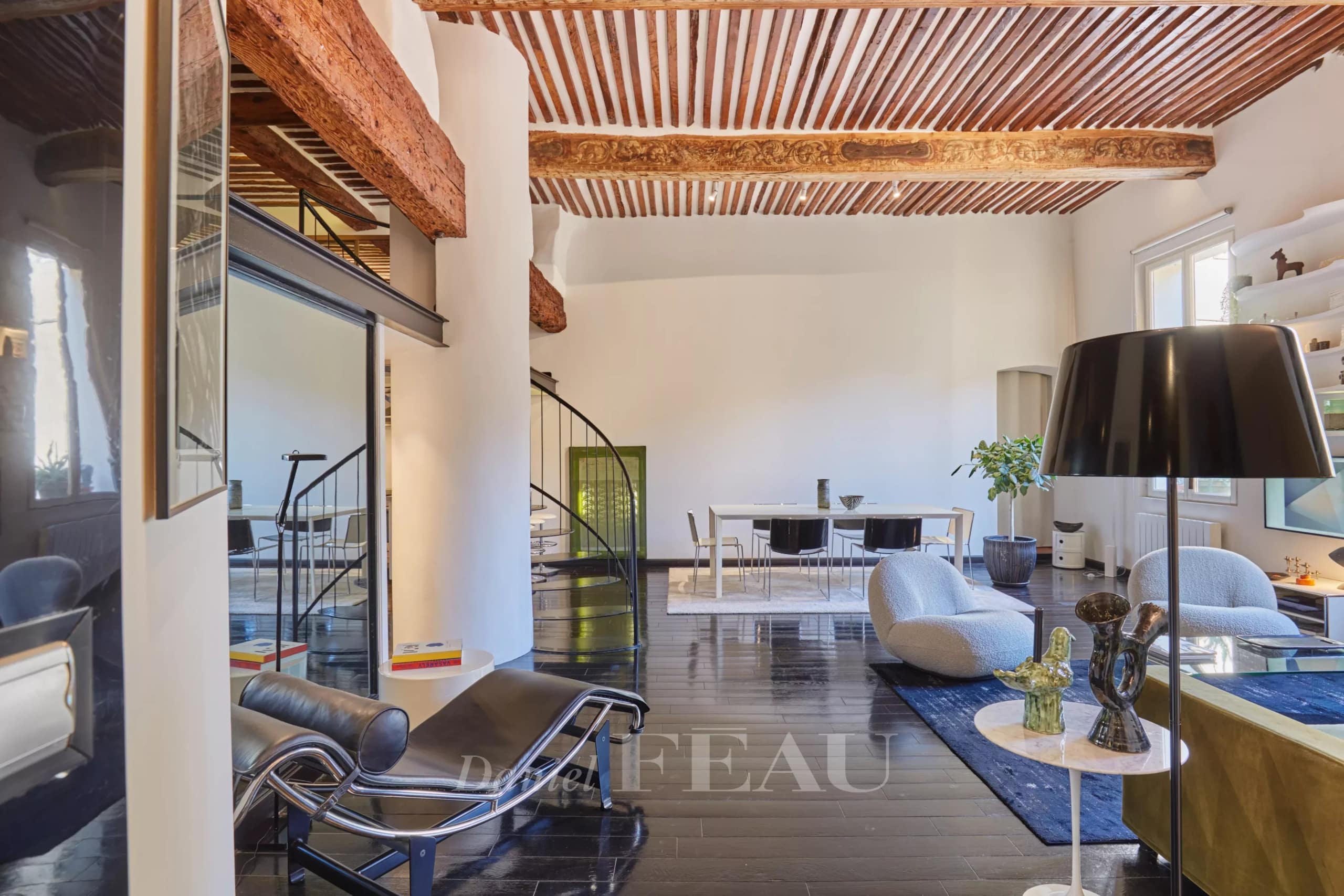 Intérieur d'un appartement rénové avec poutres apparentes et mobilier moderne à Aix-en-Provence.