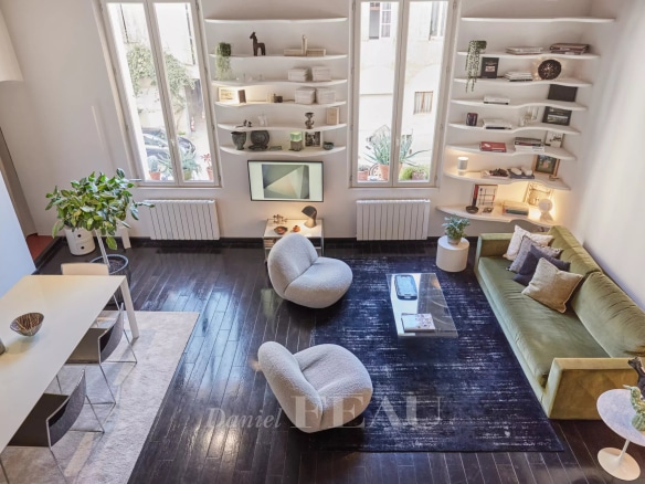 Salon d'un appartement rénové avec des meubles modernes à Aix-en-Provence.