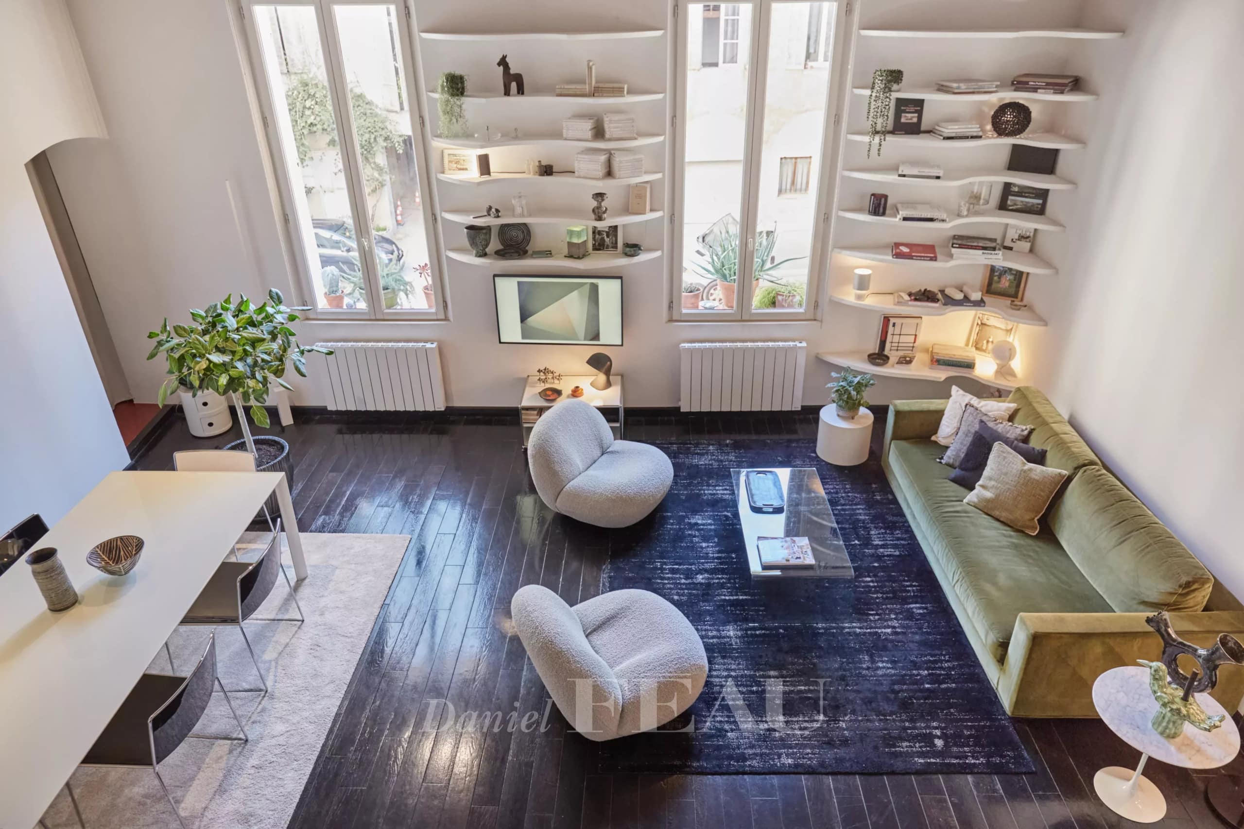 Salon d'un appartement rénové avec des meubles modernes à Aix-en-Provence.