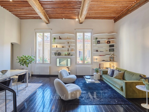 Salon d'un appartement à Aix-en-Provence avec des poutres apparentes et un mobilier contemporain.