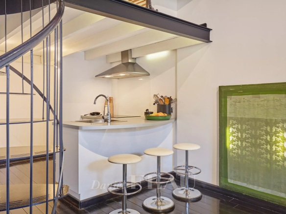 Cuisine moderne avec bar et tabourets dans un appartement au centre historique d'Aix-en-Provence.