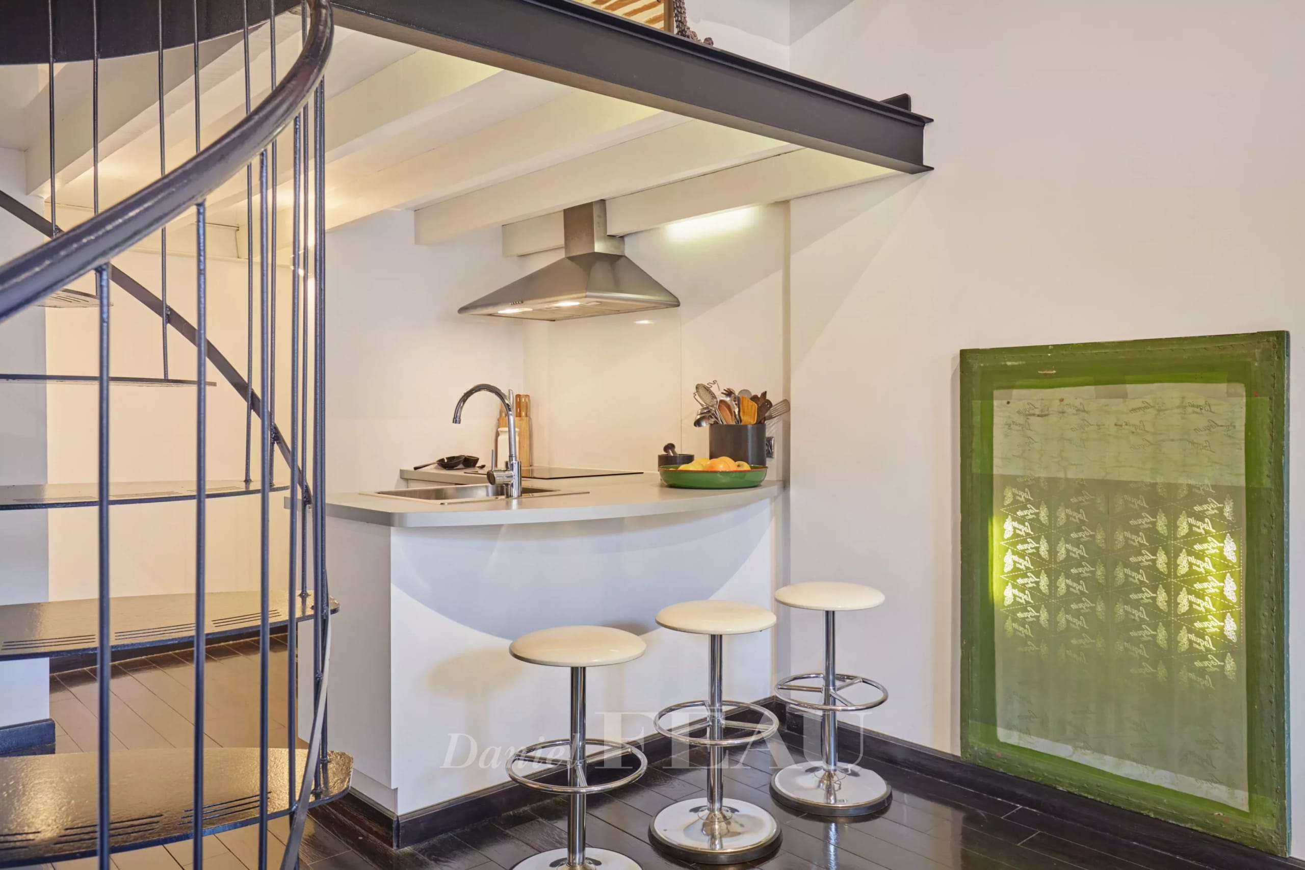 Cuisine moderne avec bar et tabourets dans un appartement au centre historique d'Aix-en-Provence.