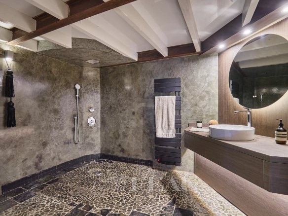 Salle de bain moderne avec douche et lavabo dans un appartement rénové à Aix-en-Provence.