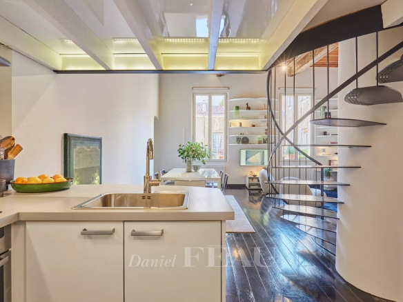 Cuisine moderne d'un appartement au centre historique d'Aix-en-Provence avec mezzanine et escalier design.