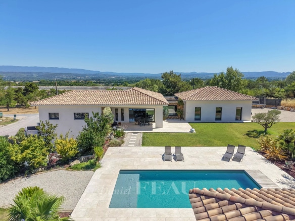 Vue aérienne d'une propriété contemporaine avec piscine, jardins et dépendances, située à Le Puy Ste Réparade.