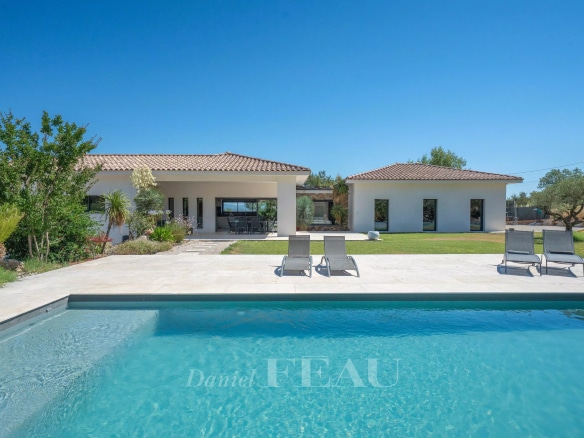 Propriété contemporaine avec piscine et jardin à Le Puy Ste Réparade, près d'Aix-en-Provence.