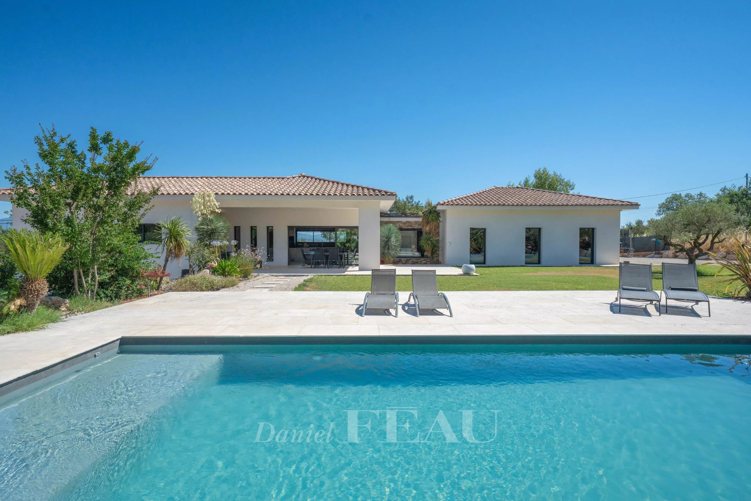Propriété contemporaine avec piscine et jardin à Le Puy Ste Réparade, près d'Aix-en-Provence.