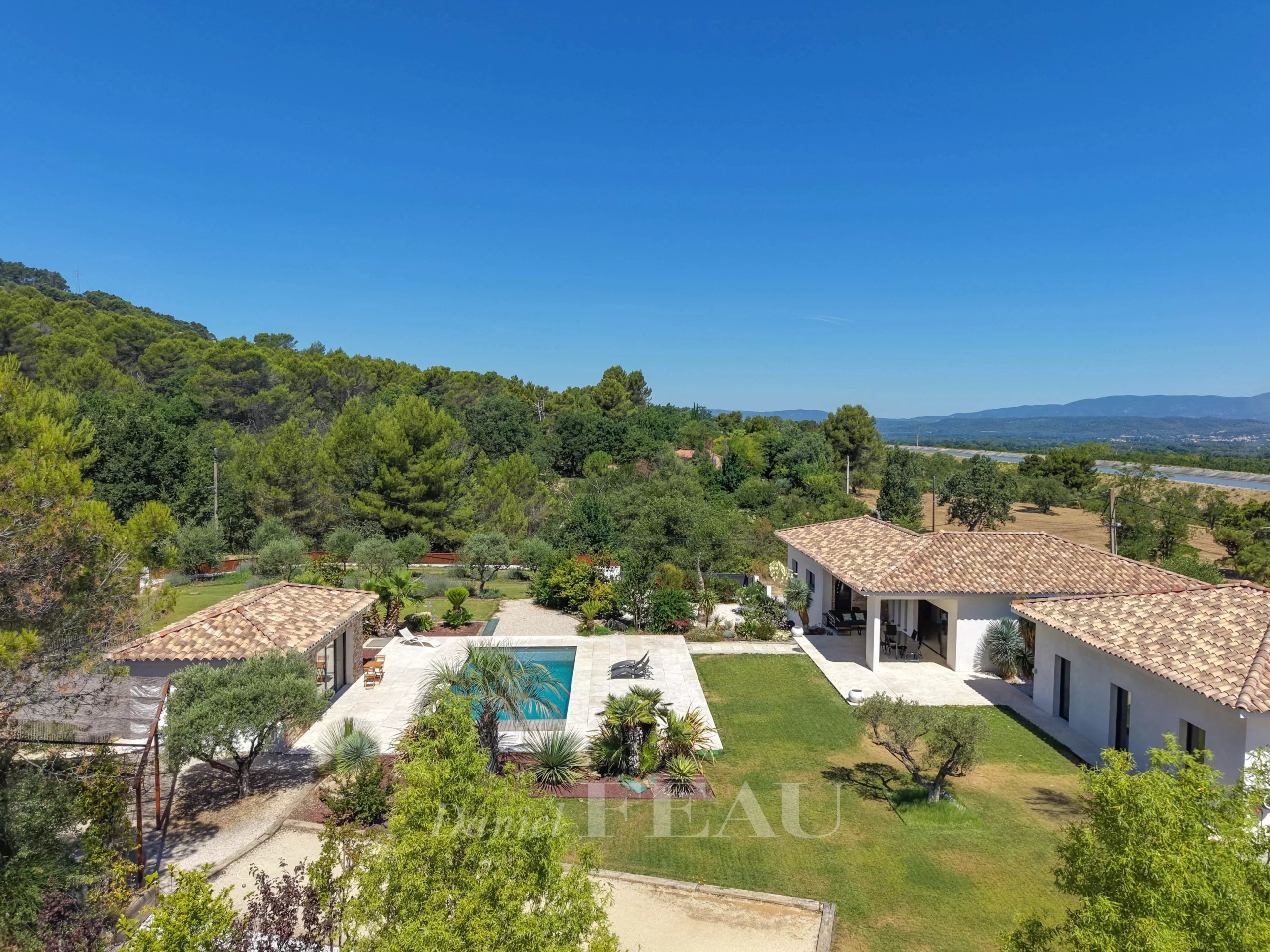 Vue aérienne d'une propriété contemporaine avec jardin et piscine, située à Le Puy Ste Réparade.