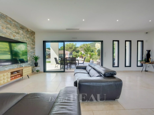 Intérieur d'une propriété contemporaine avec un salon lumineux et moderne.