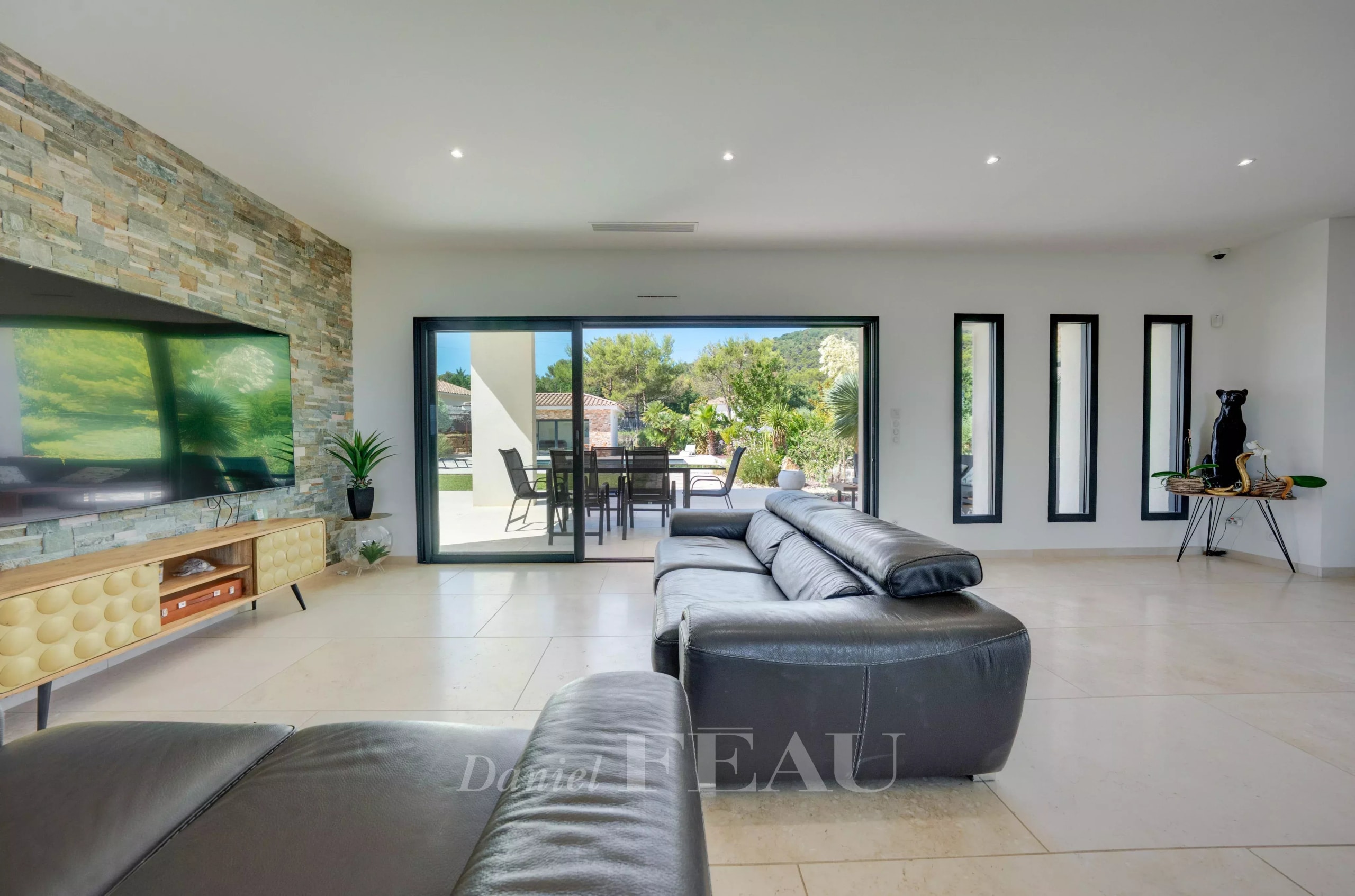 Intérieur d'une propriété contemporaine avec un salon lumineux et moderne.