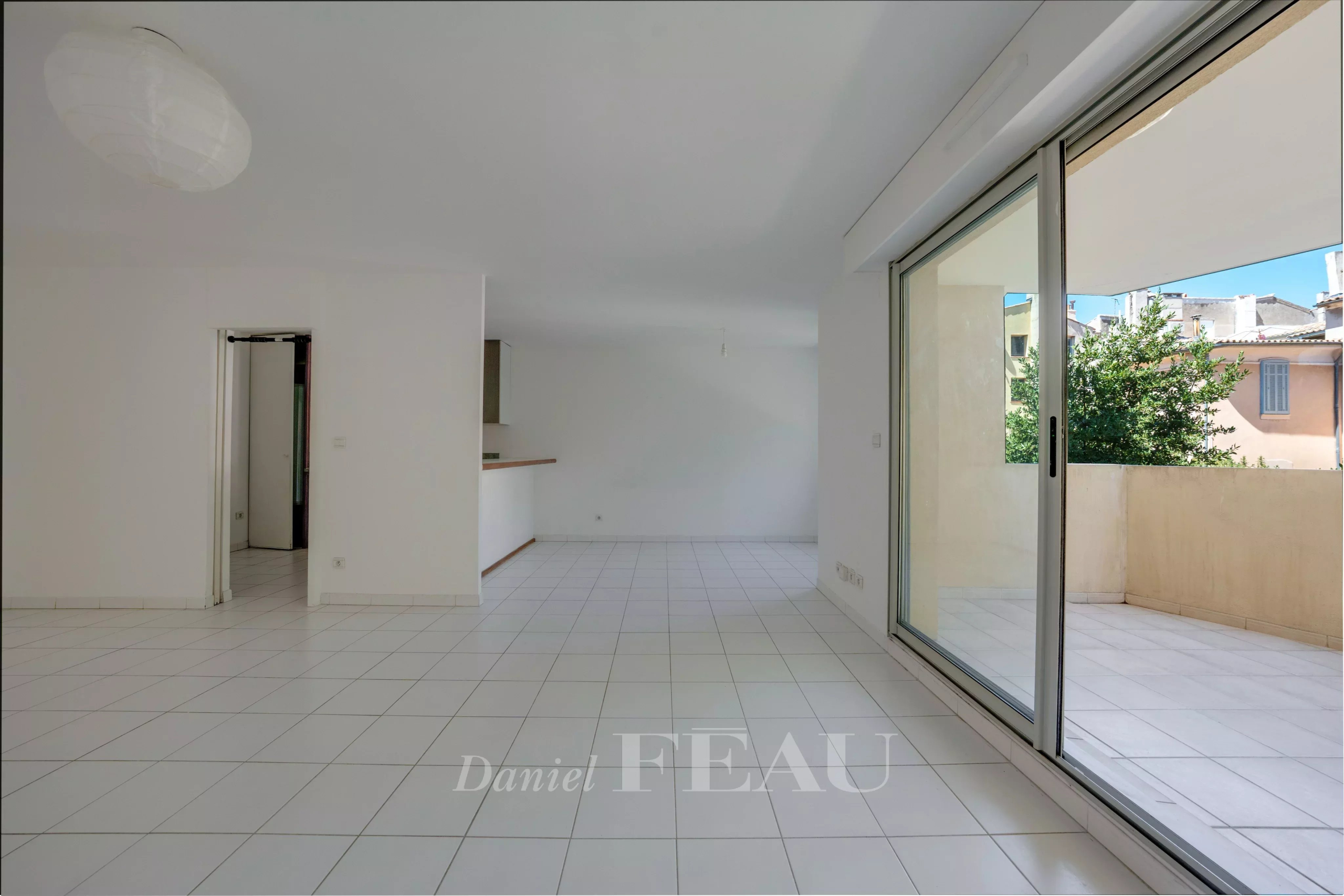 Appartement à Aix-en-Provence Intérieur d'un appartement à Aix-en-Provence avec terrasse et sol en carrelage blanc.