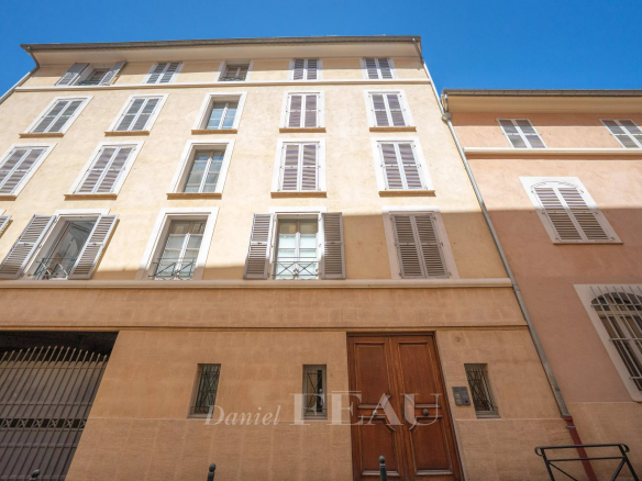 Façade d'un immeuble à Aix-en-Provence avec ascenseur et garage.